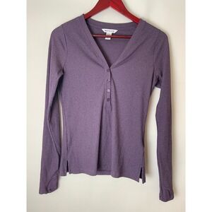 ATHLETA Uptempo Ribbed V neck Stretchy Long Sleeve Purple Henley Top Regal Plum